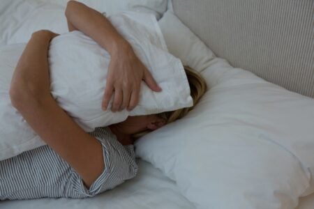 Ce înseamnă dacă îți amintești foarte des momente jenante din trecut. Există un motiv clar pentru gândurile ce apar înainte de somn