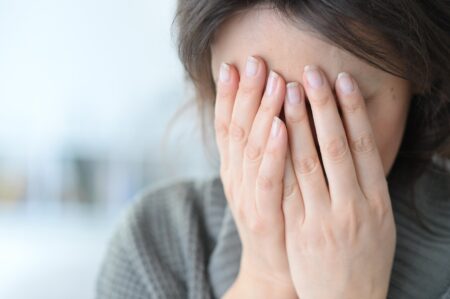 Obiceiul care poate indica o stimă de sine scăzută. Mulți oameni îl confundă cu bunul-simț