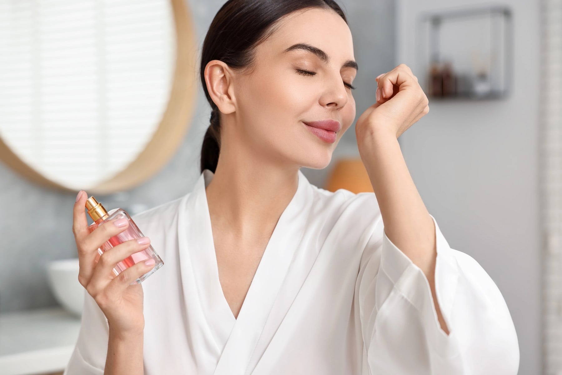 Ce se întâmplă cu pielea dacă stai la plajă imediat după ce ai folosit parfum. Specialiștii avertizează asupra unui risc ignorat