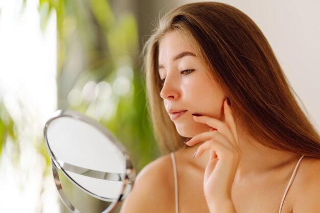 De ce apar petele pigmentare vara și cum le poți preveni. Greșeala pe care multe femei o fac fără să știe