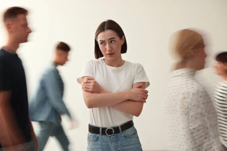 Poți fi înconjurată de oameni și totuși să te simți singură. Psihologii explică fenomenul tot mai des întâlnit