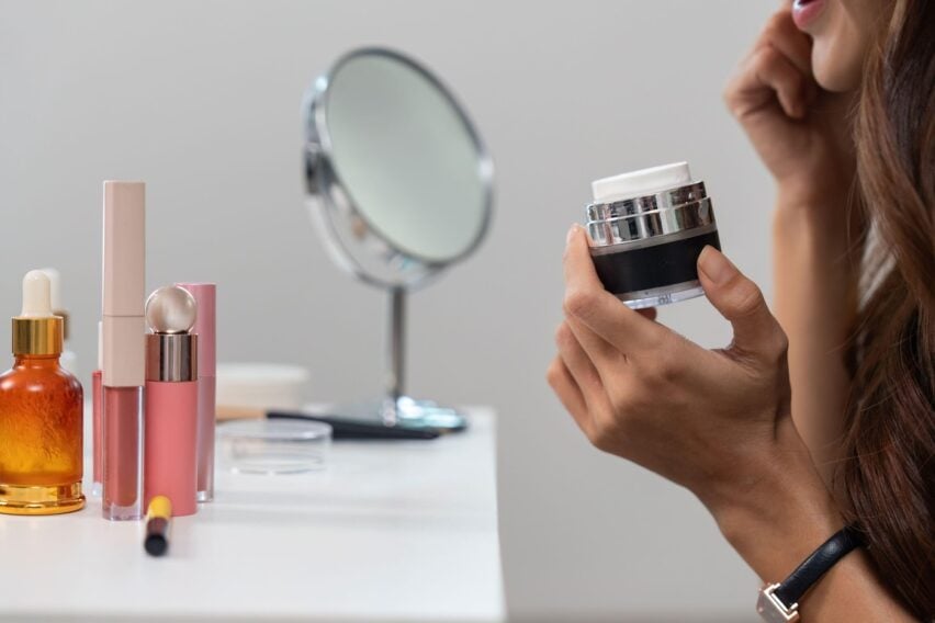 Ingredientul de skincare pe care multe femei îl folosesc greșit în sezonul cald