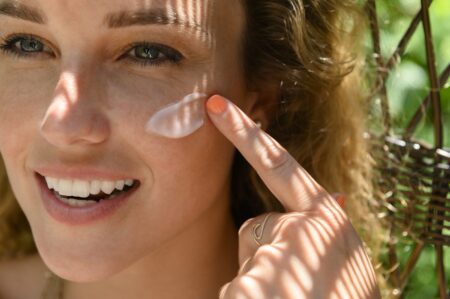 Dermatologii avertizează: greșeala pe care multe femei o fac după reaplicarea SPF-ului. Protecția pielii poate scădea considerabil