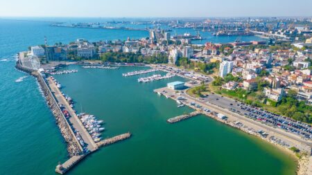 Stațiunea de pe litoralul românesc unde încă găsești mici la 8 lei și saramură de pește la 12 lei. Turiștii spun că este o raritate în 2026