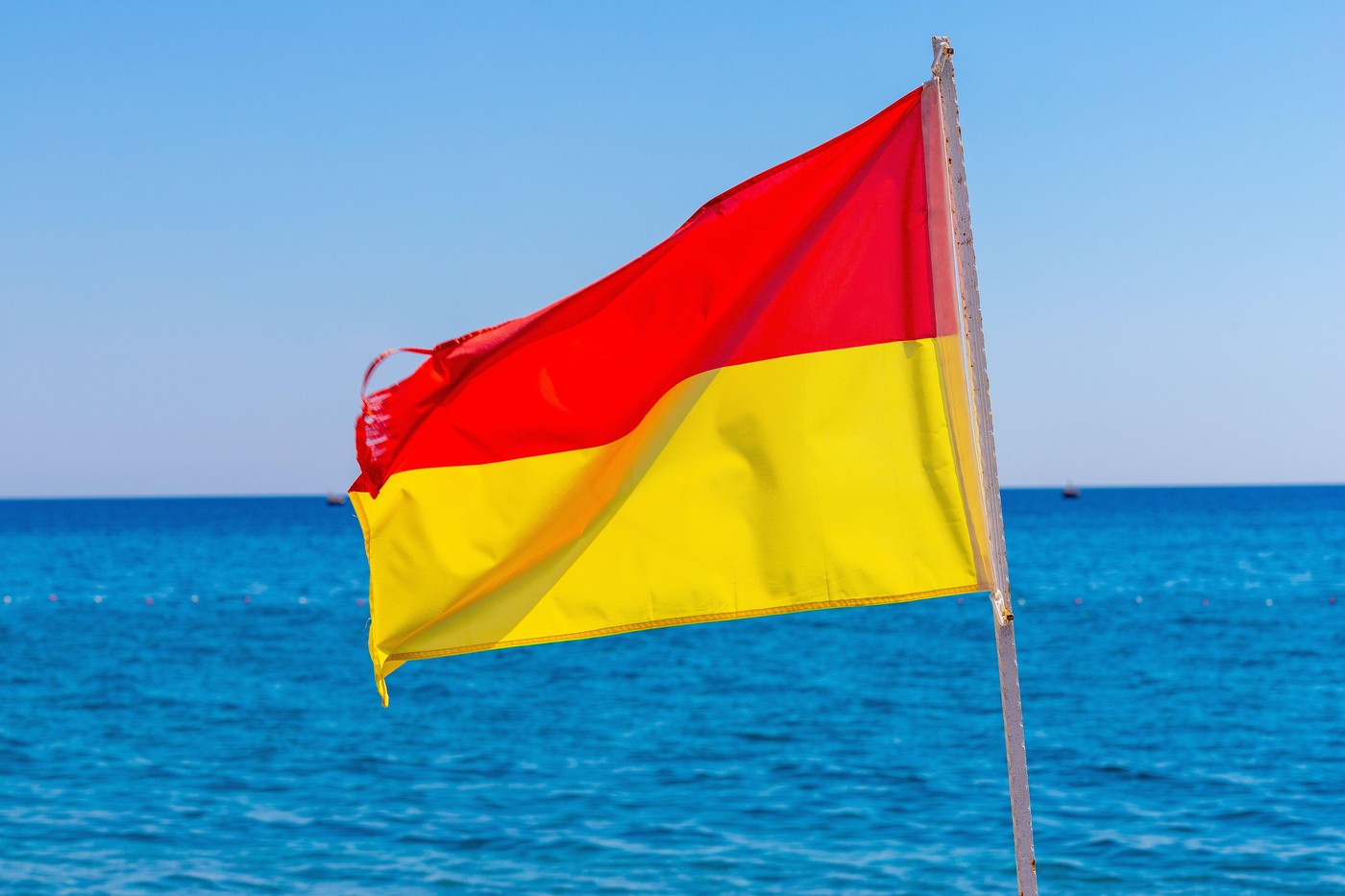 Ce înseamnă, de fapt, steagurile de pe plajă. Mulți turiști nu știu când au voie să intre în mare