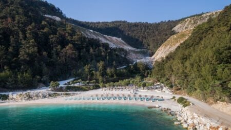 Românii, tot mai dezamăgiți de vacanțele în Thassos. Experiența unei familii care s-a întors în vara lui 2026 – nu prețurile sunt problema