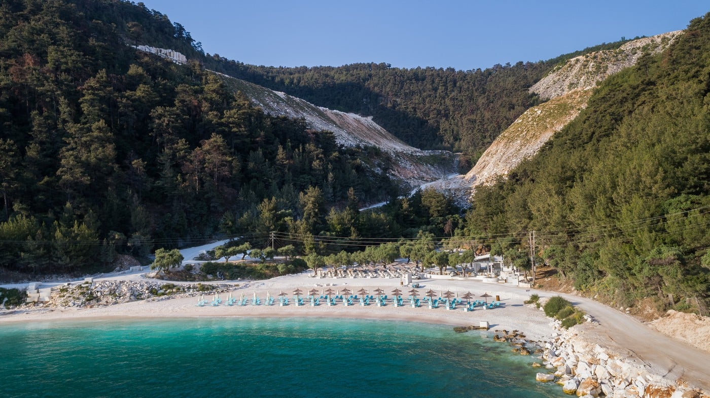 Românii, tot mai dezamăgiți de vacanțele în Thassos. Experiența unei familii care s-a întors în vara lui 2026 – nu prețurile sunt problema