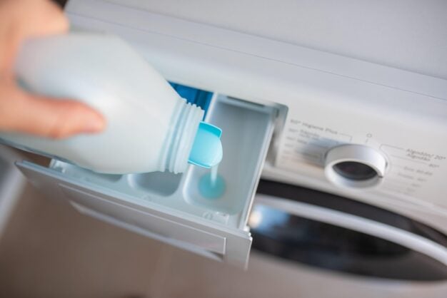 Hainele rămân aspre după spălare? Un ingredient banal din bucătărie este alternativa naturală la balsamul de rufe