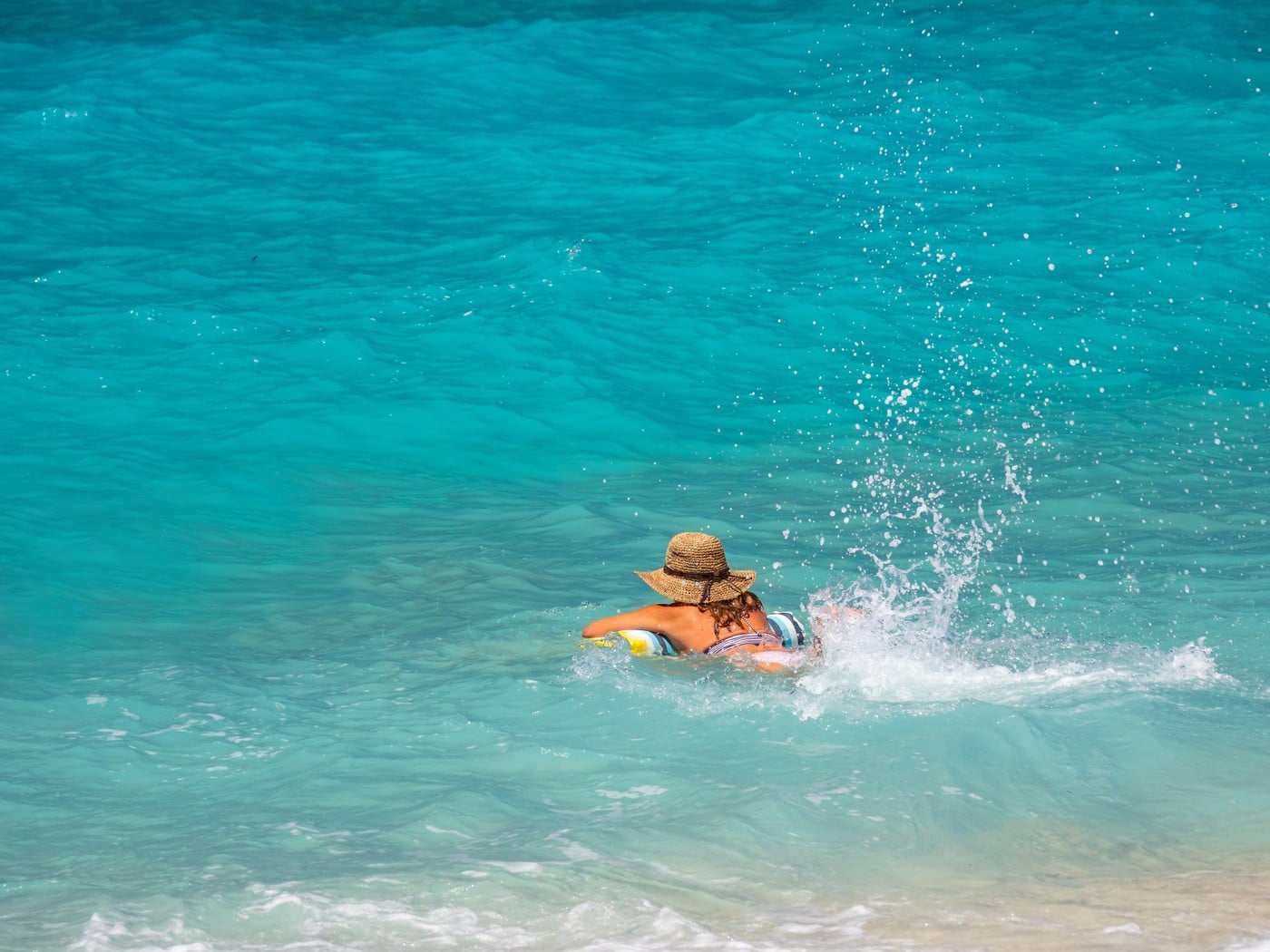 Amendă de 250 de euro pentru o turistă, în Grecia. Gestul banal făcut în apă care i-a stricat vacanța