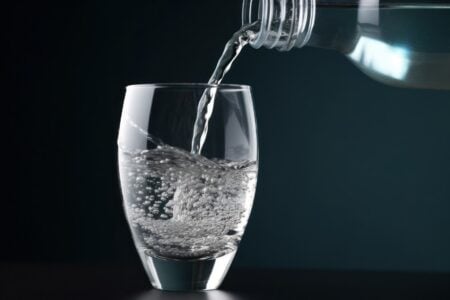 Este bine să bei apă minerală zilnic? Ce cantități sunt recomandate și când poate deveni o problemă