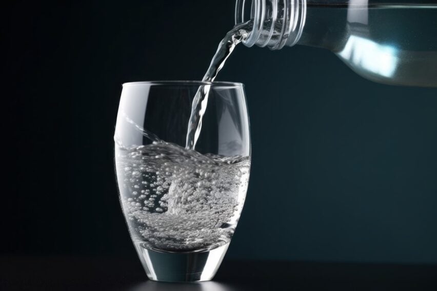 Este bine să bei apă minerală zilnic? Ce cantități sunt recomandate și când poate deveni o problemă