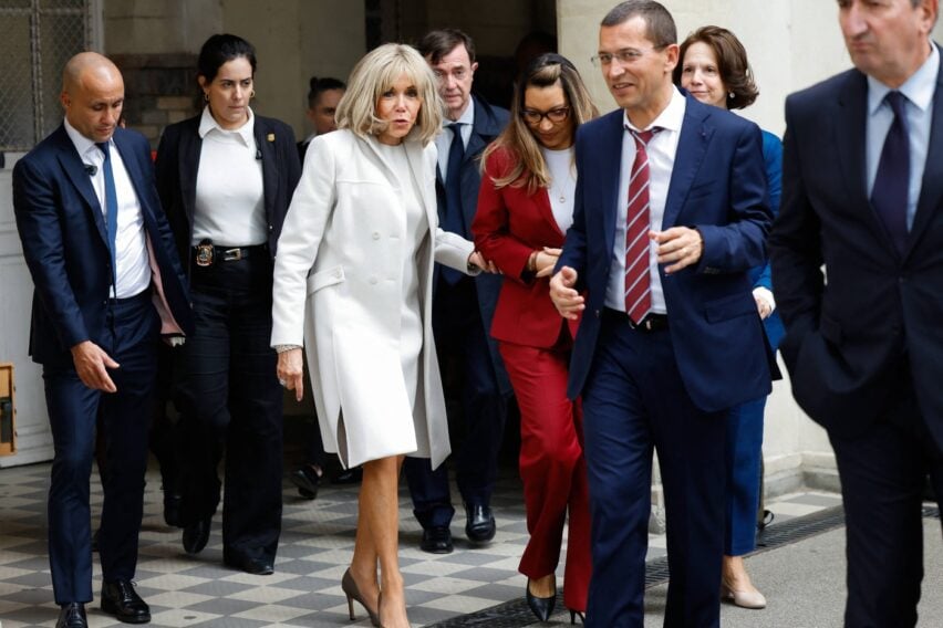 Fotografia stânjenitoare cu Brigitte Macron a devenit virală. Ce s-a întâmplat, de fapt, în acel moment