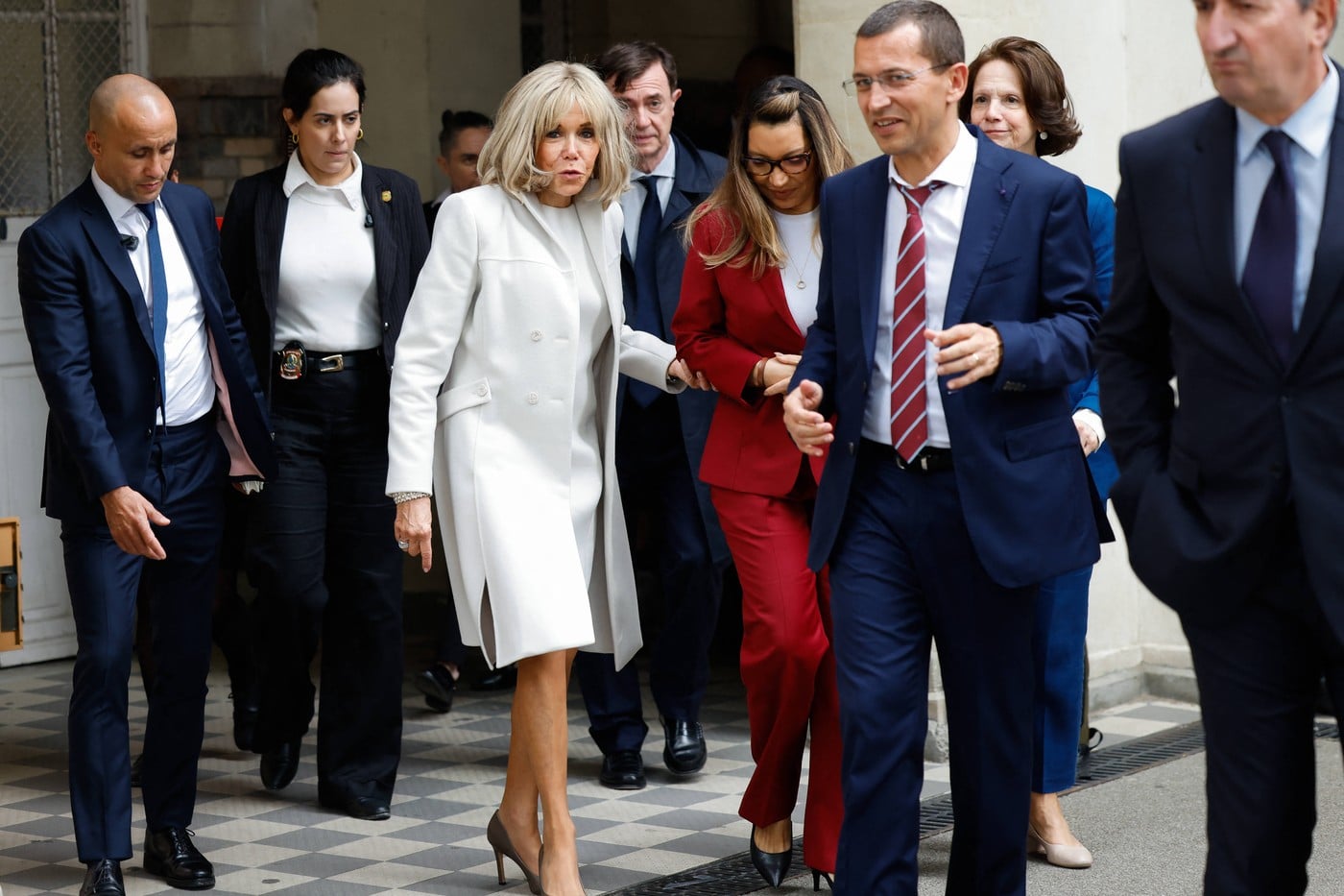 Fotografia stânjenitoare cu Brigitte Macron a devenit virală. Ce s-a întâmplat, de fapt, în acel moment