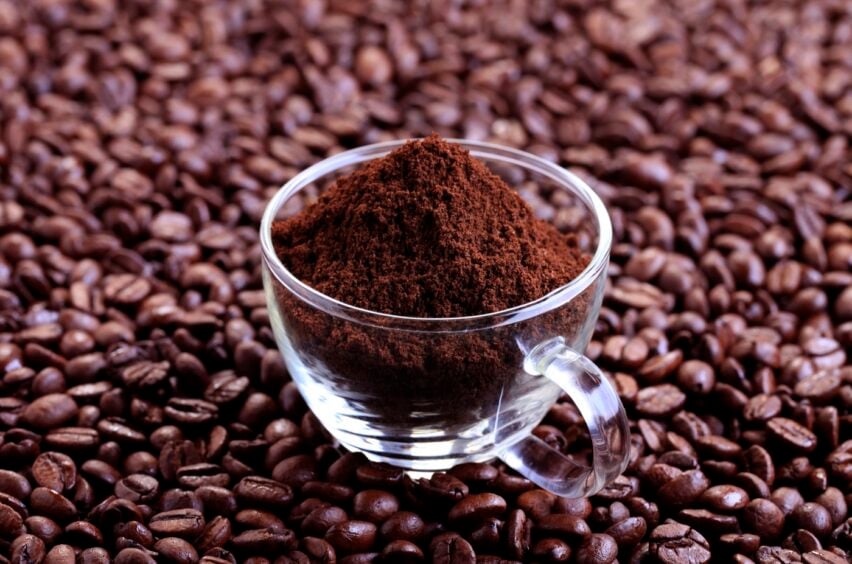 Trucul cu cafea care ține muștele și țânțarii departe de terasă. Se face în doar doi pași