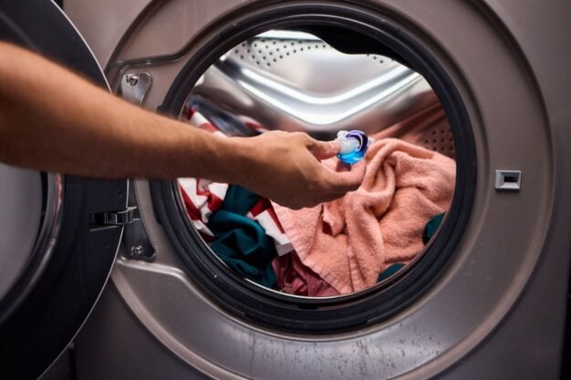 Folosești prea multe capsule de detergent la spălat? Greșeala care îți poate strica hainele și mașina de spălat