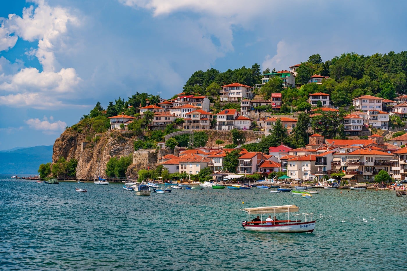Arată ca Grecia, dar este mai puțin aglomerată. Destinația spectaculoasă pe care turiștii o descoperă acum