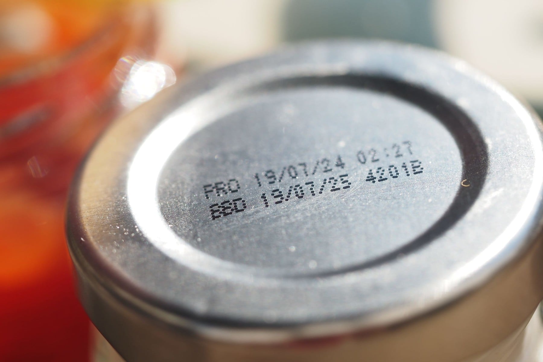 Mulți români le confundă. Ce înseamnă, de fapt, „expiră la” și „a se consuma înainte de” pe etichetele alimentelor