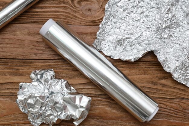De ce nu ar trebui să învelești niciodată resturile de mâncare în folie de aluminiu. Riscul ascuns din frigider