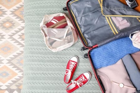 Rulezi sau împăturești hainele când faci bagajul? Metoda de împachetare care îți poate schimba complet valiza de vacanță