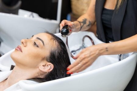 9 gesturi „politicoase” pe care hairstyliștii nu le apreciază, de fapt. Greșelile pe care să le eviți la salon