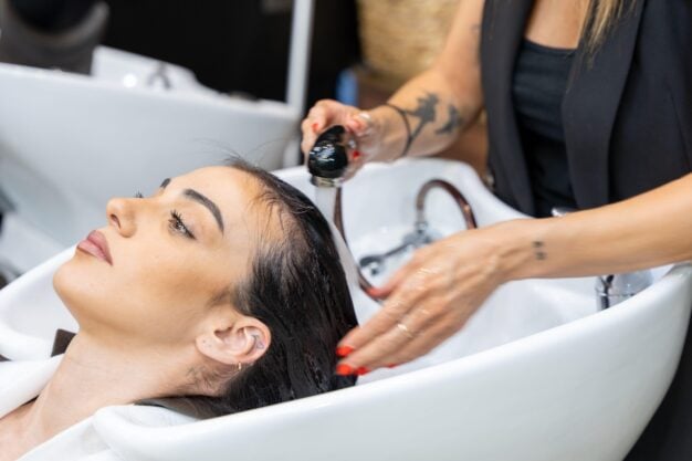 9 gesturi „politicoase” pe care hairstyliștii nu le apreciază, de fapt. Greșelile pe care să le eviți la salon