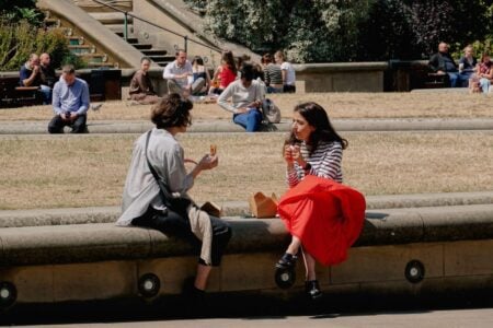 Oamenii inteligenți social evită aceste 7 greșeli în conversațiile de zi cu zi