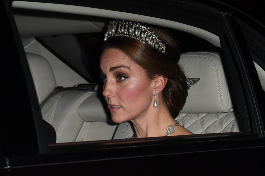Momentul în care Kate Middleton a gafat la un eveniment oficial. Rochia ei a stârnit un val de ironii: „Îi mai lipsește părul bufant”
