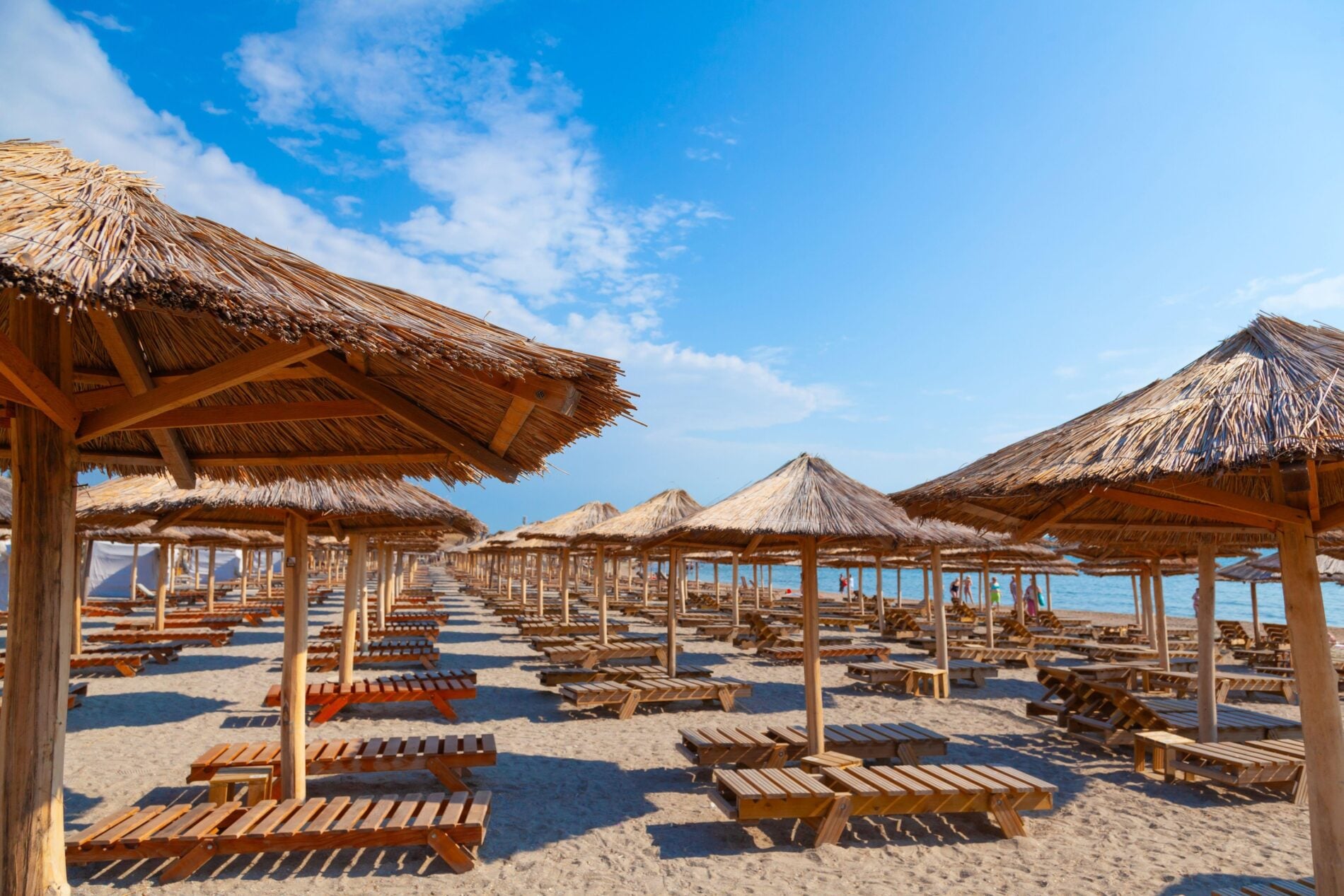 Când este mai ieftin să mergi la mare, în această vară. Tarifele scad cu până la 30% în anumite zile