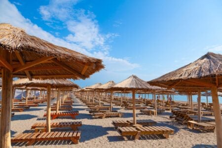Când este mai ieftin să mergi la mare, în această vară. Tarifele scad cu până la 30% în anumite zile