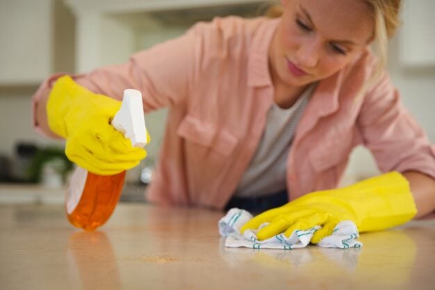 Trebuie să porți mănuși când faci curățenie? Ce spun un microbiolog, un dermatolog și un specialist în curățenie
