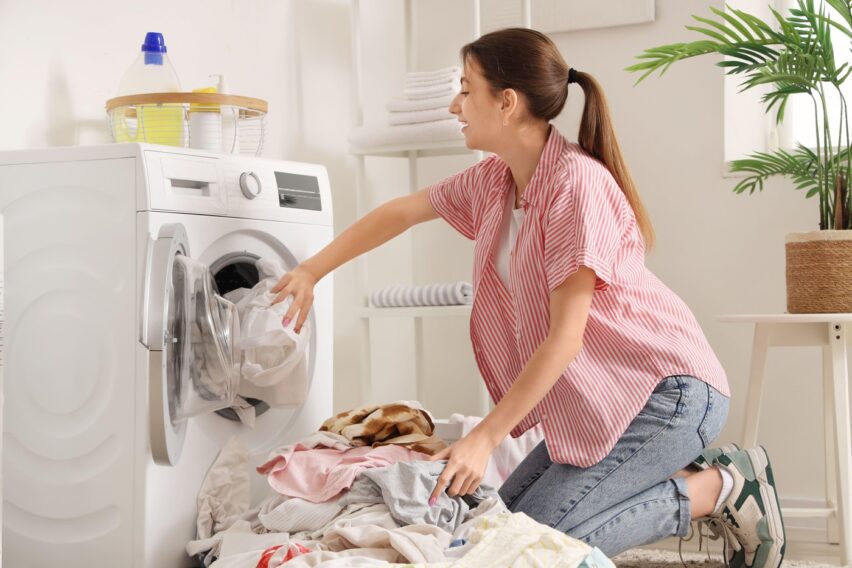 Butonul de la mașina de spălat care îți poate salva hainele preferate. Le face mai ușor de călcat, este unul dintre cele mai utile