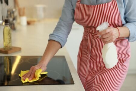 Plita cu inducție are pete arse? Cum le îndepărtezi fără să zgârii suprafața