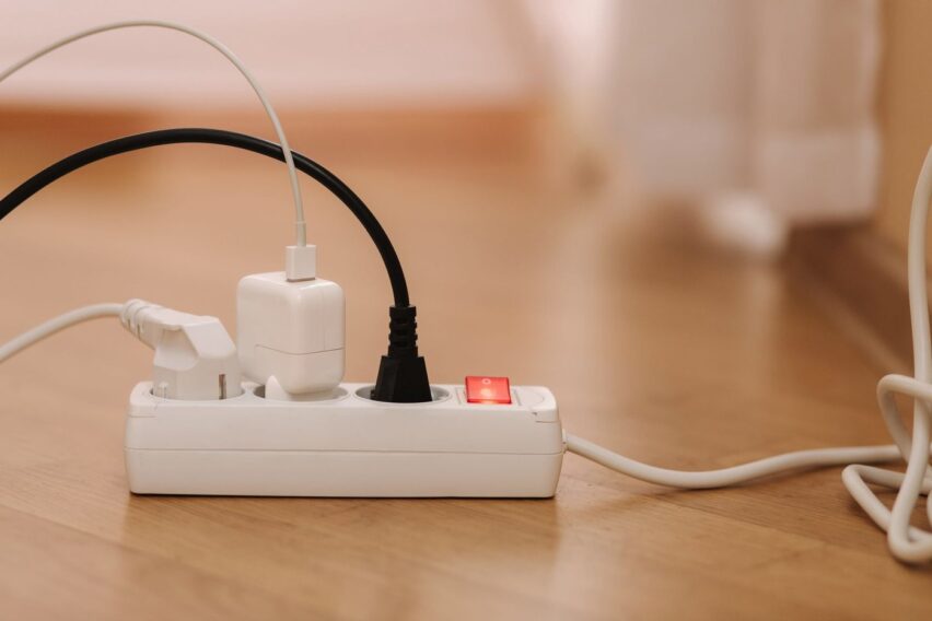6 electrocasnice pe care nu ar trebui să le lași în priză peste noapte. Obiceiul simplu care îți poate proteja casa