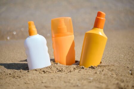Studiu InfoCons: 1 din 6 produse cu SPF, contrafăcut. Ce trebuie să verifici înainte de cumpărare