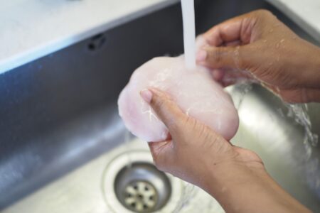 Se spală sau nu puiul crud, înainte de gătire? Recomandarea oficială pentru siguranța alimentară