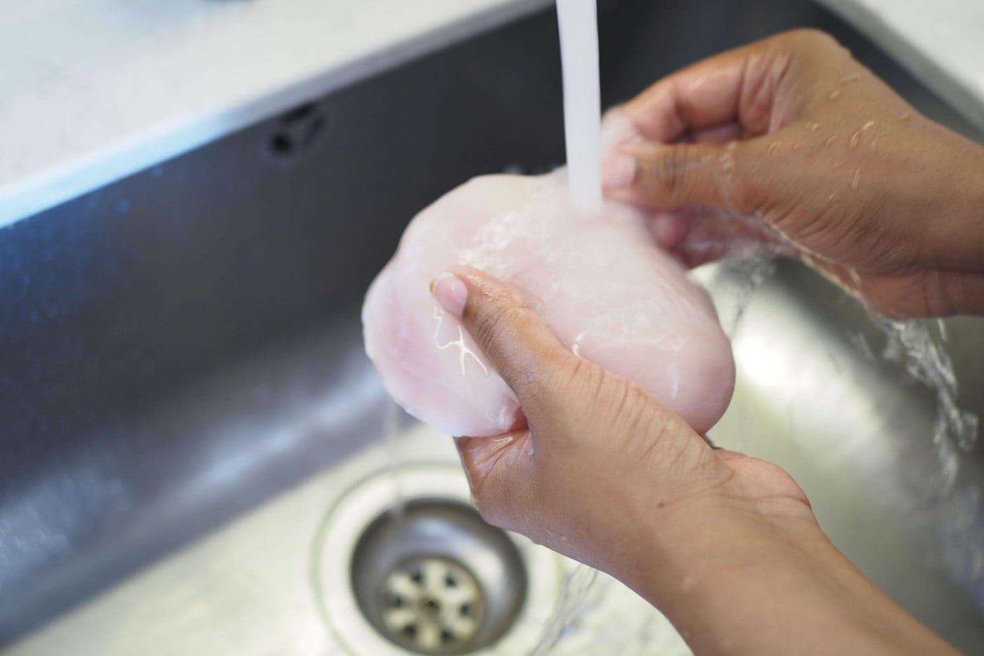 Se spală sau nu puiul crud, înainte de gătire? Recomandarea oficială pentru siguranța alimentară