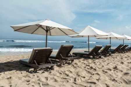 O zi la plajă în România poate costa mai mult decât în Grecia sau Bulgaria. Cât au ajuns șezlongurile în cele mai populare destinații de vacanță