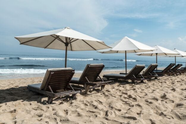 O zi la plajă în România poate costa mai mult decât în Grecia sau Bulgaria. Cât au ajuns șezlongurile în cele mai populare destinații de vacanță