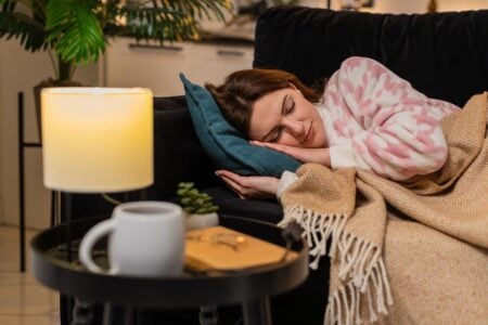 Care este cea mai bună oră pentru somnul de prânz. Un neurolog explică momentul ideal ca să te trezești odihnită