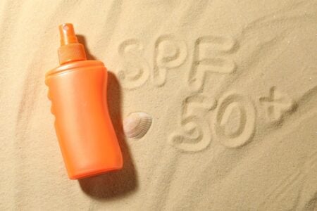 Folosești SPF 50, dar pielea tot se arde? Greșeala care reduce protecția cremei solare