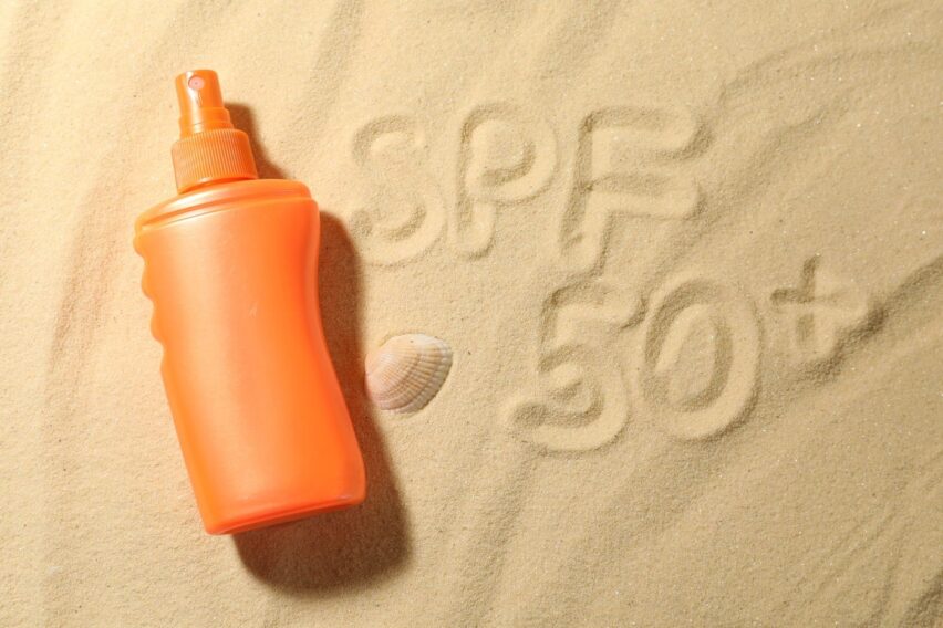 Folosești SPF 50, dar pielea tot se arde? Greșeala care reduce protecția cremei solare