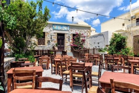 Taxa „kuver” din Grecia, explicată simplu. Ce plătesc, de fapt, turiștii la tavernă