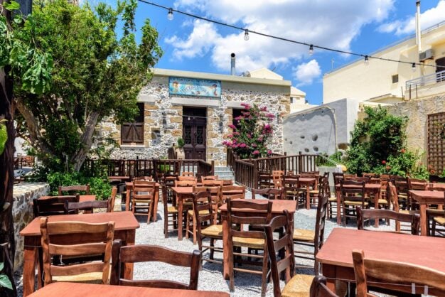 Taxa „kuver” din Grecia, explicată simplu. Ce plătesc, de fapt, turiștii la tavernă