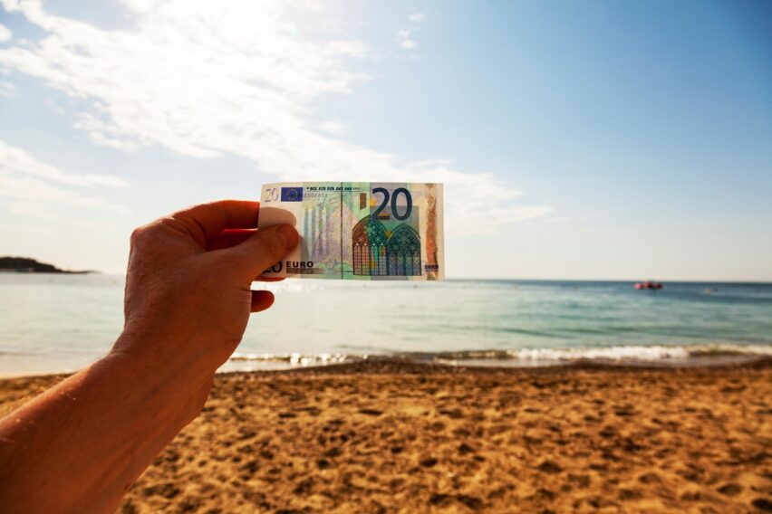 Cât plătești în plus pentru o săptămână de vacanță în Grecia, Italia sau Croația. Taxa despre care se vorbește prea puțin