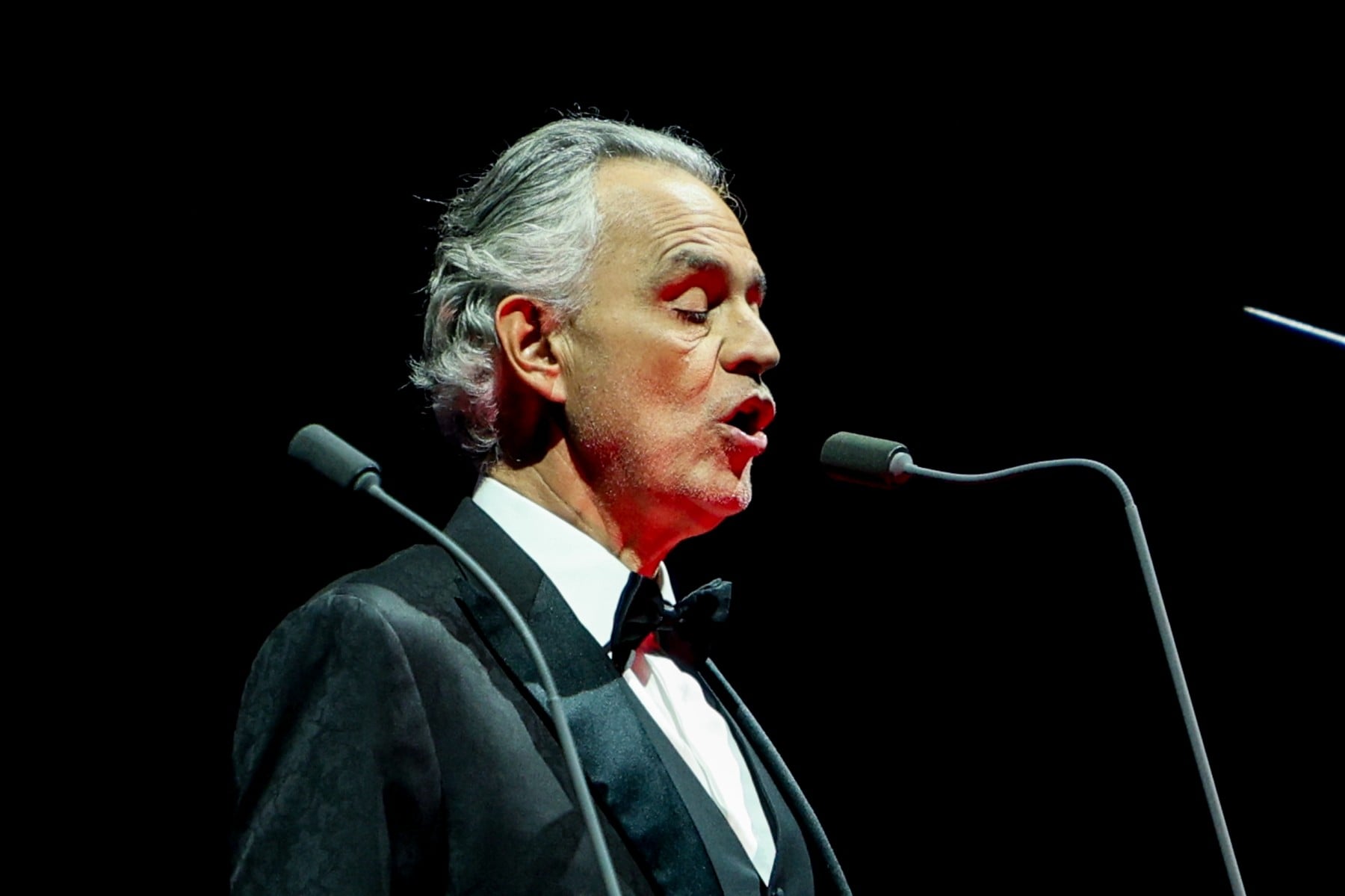 Andrea Bocelli, moment savuros pe aeroportul din Viena. Ce a făcut când a fost recunoscut de călători