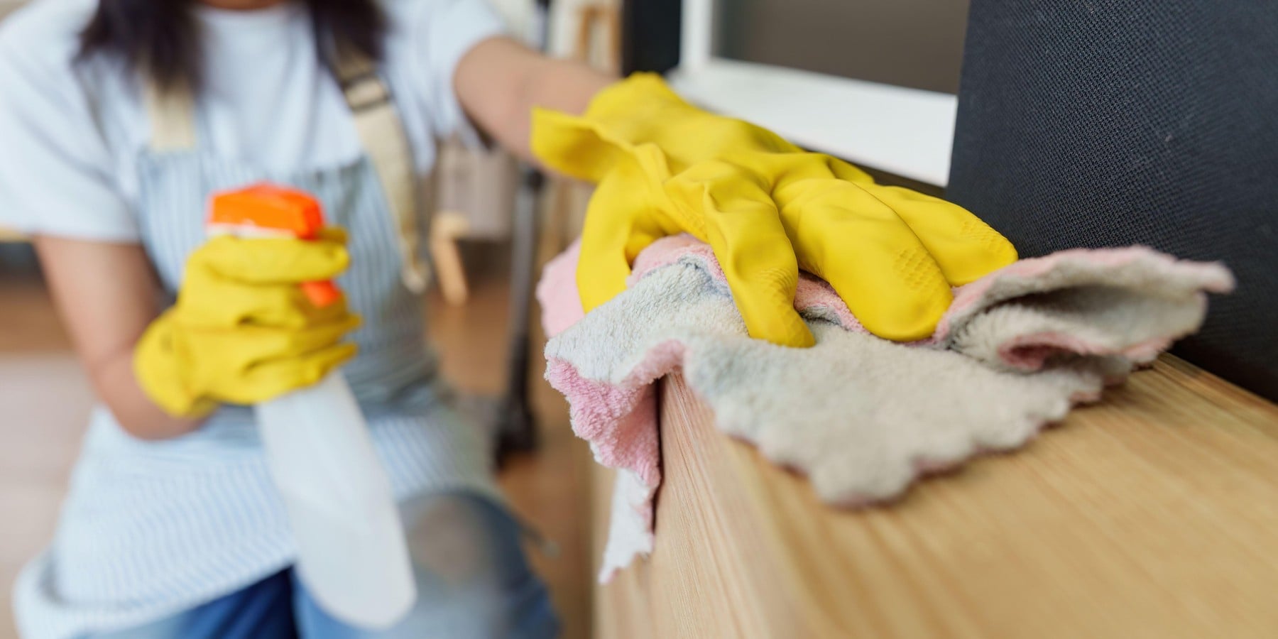 Cum scapi de praful din casă pentru mai mult timp. Soluția cu oțet și două ingrediente pe care le ai în bucătărie