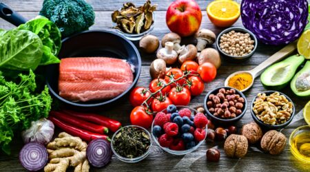 Dieta antiinflamatoare: ce să mănânci pentru a reduce inflamația cronică din organism