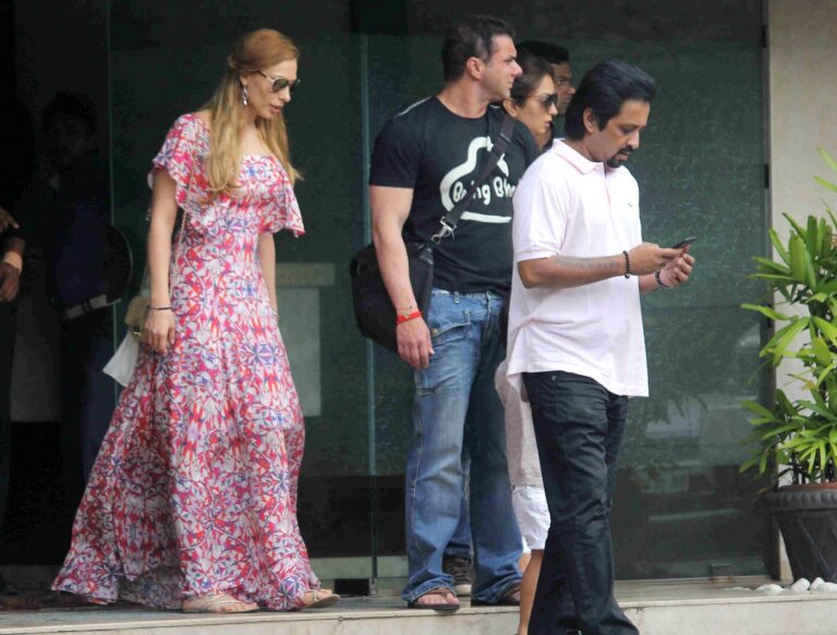 Iulia Vântur susține oficial că de Salman Khan o leagă doar o frumoasă prietenie (Sursa foto: Profimedia)