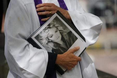 Ce a apărut în fața bisericii la înmormântarea lui Bonnie Tyler. Mesajul „Total Eclipse of the Heart” i-a emoționat pe fani