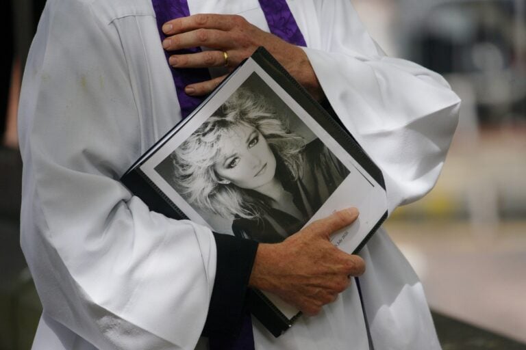 bonnie tyler inmormantare